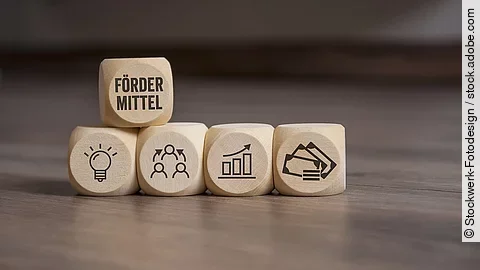 Holzwürfel mit "Fördermittel"-Aufdruck