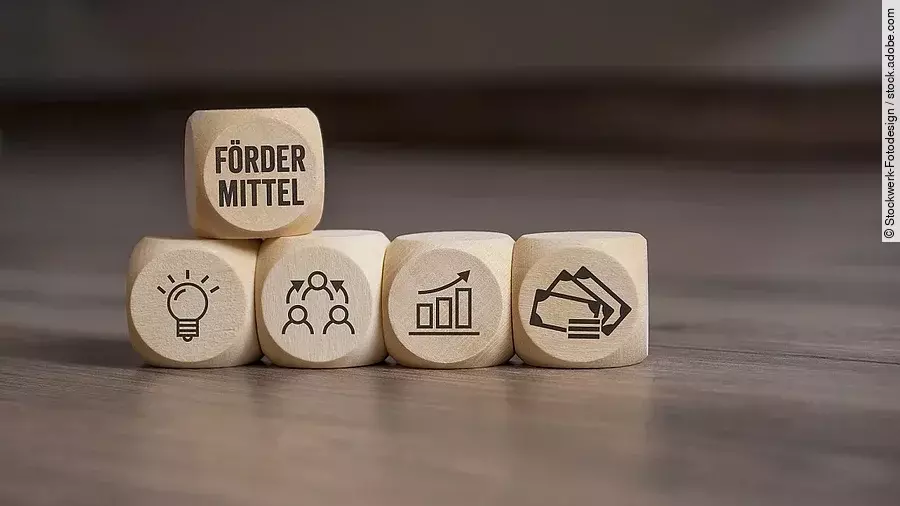 Fördermittel Holzwürfel mit "Fördermittel"-Aufdruck