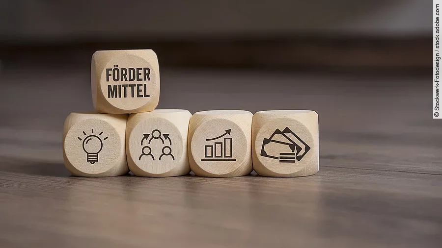 Holzwürfel mit "Fördermittel"-Aufdruck