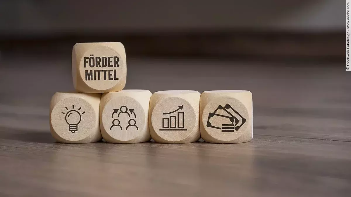 Fördermittel Holzwürfel mit "Fördermittel"-Aufdruck