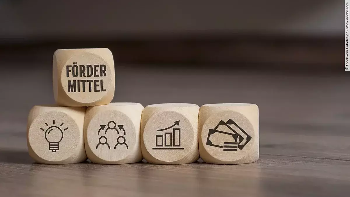 Holzwürfel mit "Fördermittel"-Aufdruck