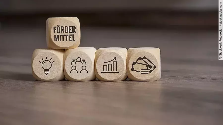 Fördermittel Holzwürfel mit "Fördermittel"-Aufdruck