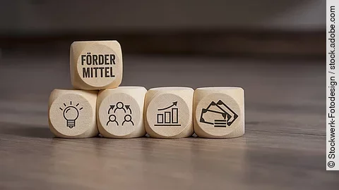 Holzwürfel mit "Fördermittel"-Aufdruck