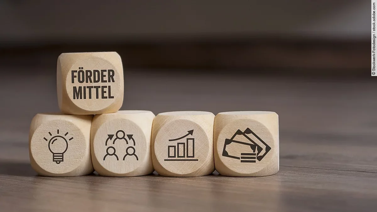 Fördermittel Holzwürfel mit "Fördermittel"-Aufdruck