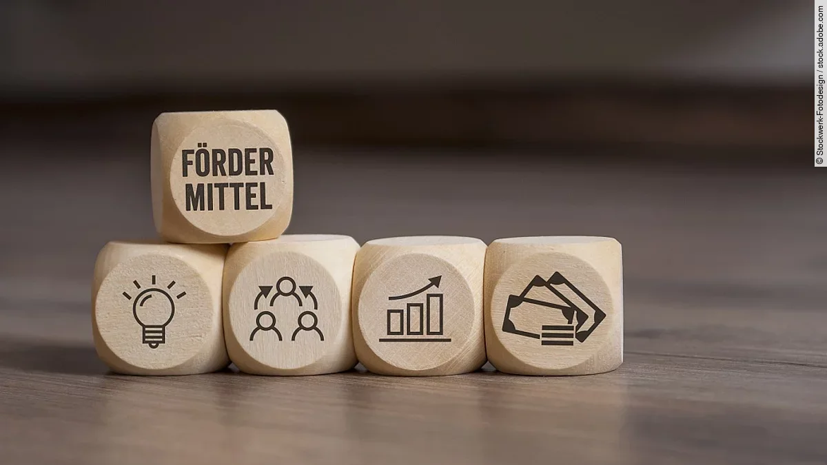 Fördermittel Holzwürfel mit "Fördermittel"-Aufdruck