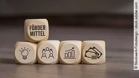 Holzwürfel mit "Fördermittel"-Aufdruck
