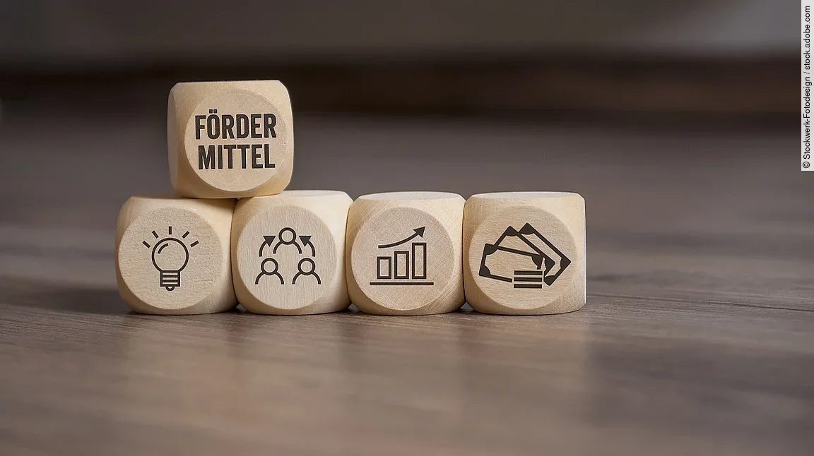 Fördermittel Holzwürfel mit "Fördermittel"-Aufdruck