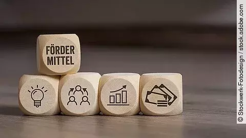 Holzwürfel mit "Fördermittel"-Aufdruck