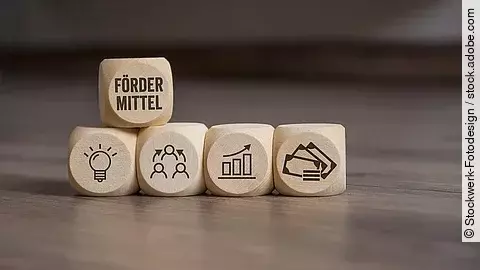 Holzwürfel mit "Fördermittel"-Aufdruck