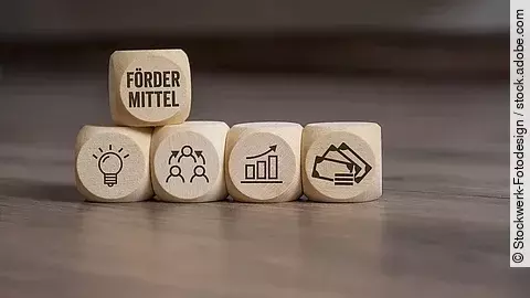Holzwürfel mit "Fördermittel"-Aufdruck