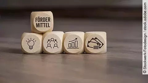Holzwürfel mit "Fördermittel"-Aufdruck