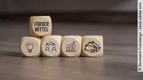 Fördermittel Holzwürfel mit "Fördermittel"-Aufdruck