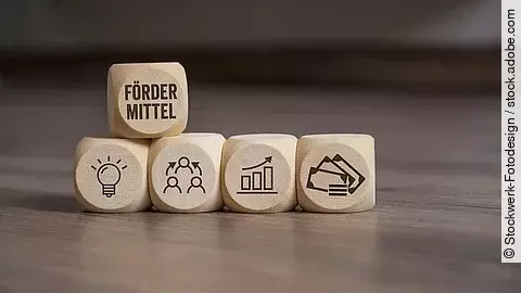 Fördermittel Holzwürfel mit "Fördermittel"-Aufdruck