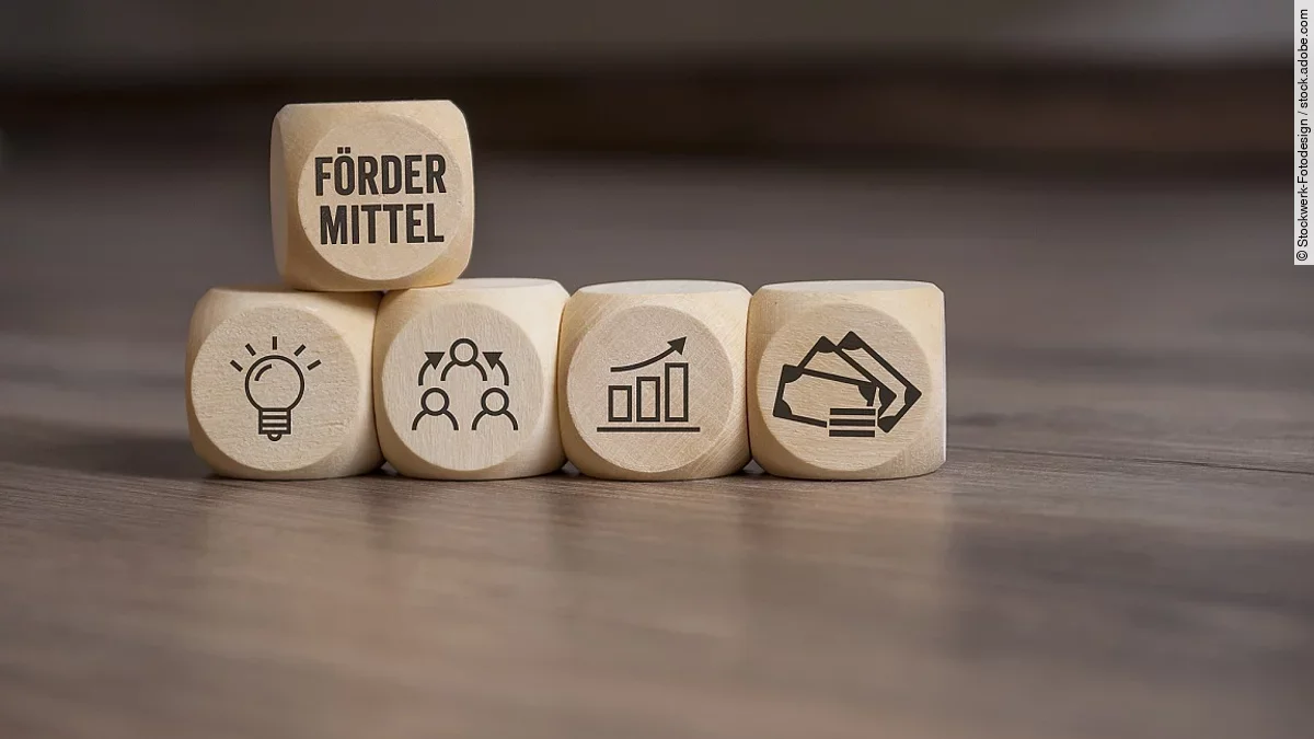 Fördermittel Holzwürfel mit "Fördermittel"-Aufdruck