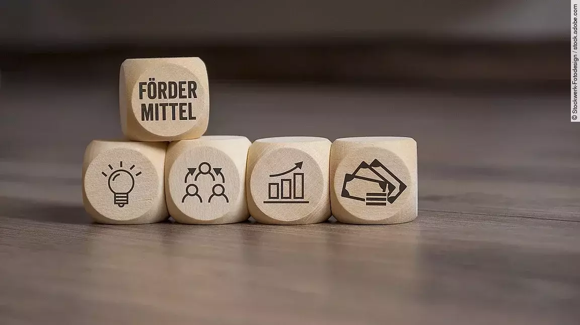 Fördermittel Holzwürfel mit "Fördermittel"-Aufdruck