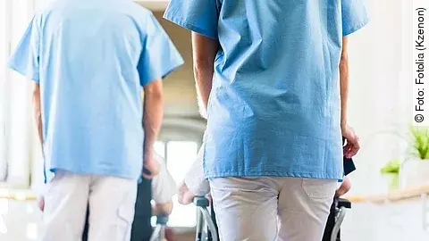 Krankenpfleger Krankenpfleger mit Patient im Rollstuhl