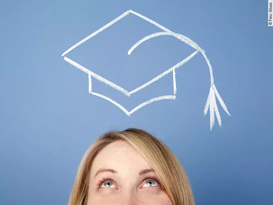 Doktorhut Frau mit Doktorhut