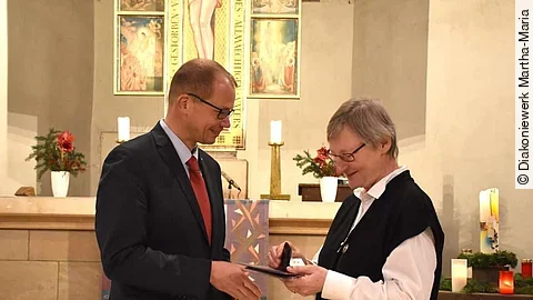 Oberkirchenrat Stolte überreicht Barbara Ide das goldene Kronenkreuz Oberkirchenrat Stolte überreicht Barbara Ide das goldene Kronenkreuz