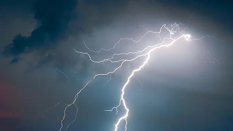 Dunkle Wolken mit Blitzschlag