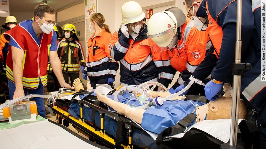 Evakuierungsübung Caritas-Krankenhaus St. Josef