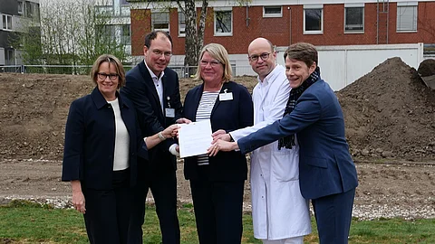 Gruppenbild am Baufeld