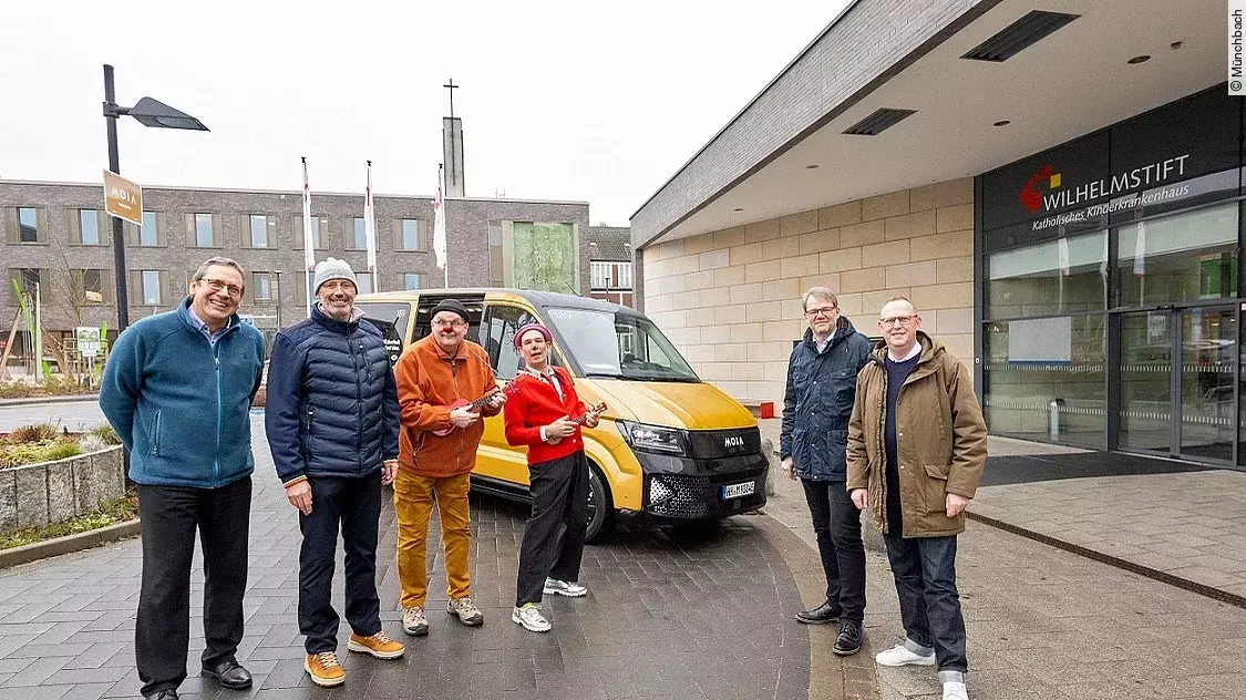 Einweihung der neuen Bushaltestelle am Katholischen Kinderkrankenhaus Wilhelmsstift in Hamburg