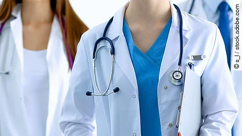 Ärzteteam Ärzteteam in Arbeitskleidung steht nebeneinander.