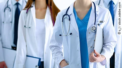 Ärzteteam Ärzteteam in Arbeitskleidung steht nebeneinander.