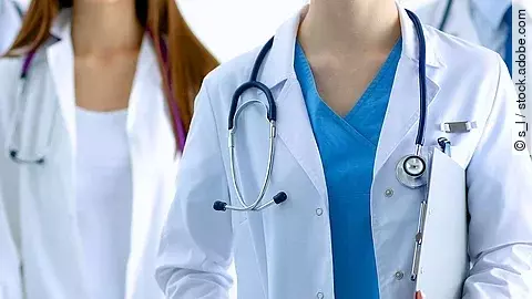 Ärzteteam Ärzteteam in Arbeitskleidung steht nebeneinander.