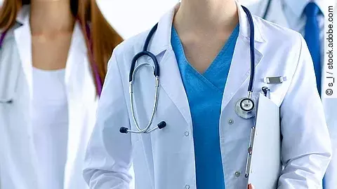 Ärzteteam Ärzteteam in Arbeitskleidung steht nebeneinander.