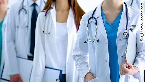 Ärzteteam Ärzteteam in Arbeitskleidung steht nebeneinander.