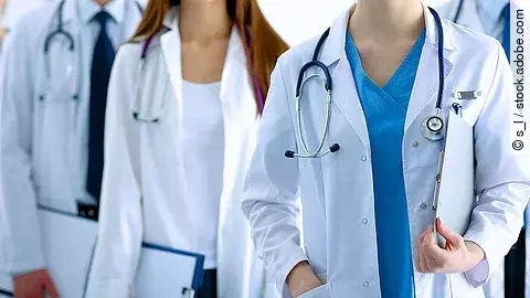 Ärzteteam Ärzteteam in Arbeitskleidung steht nebeneinander.