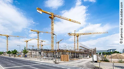 Großbaustelle Großbaustelle an einer Straße mit mehreren Kränen.