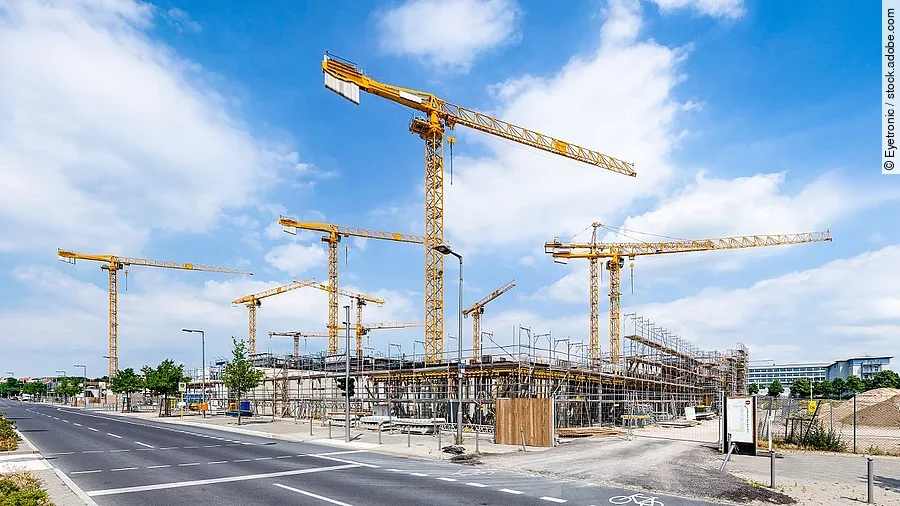 Großbaustelle Großbaustelle an einer Straße mit mehreren Kränen.