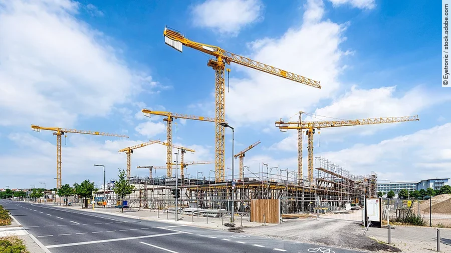 Großbaustelle Großbaustelle an einer Straße mit mehreren Kränen.