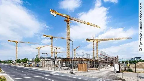 Großbaustelle Großbaustelle an einer Straße mit mehreren Kränen.