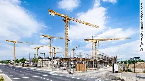 Großbaustelle an einer Straße mit mehreren Kränen.