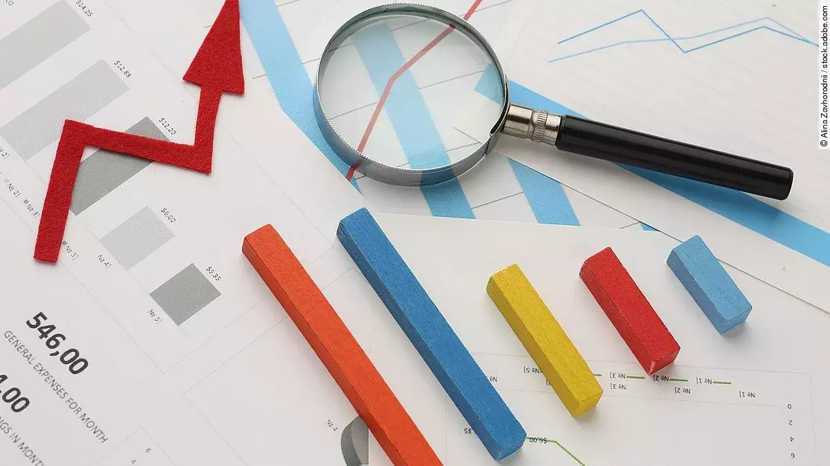 Lupe mit Geschäftskonzept, Diagrammen, Informationen, rotem Pfeil
