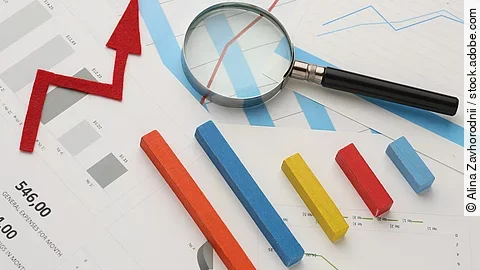 Konzept Lupe mit Geschäftskonzept, Diagrammen, Informationen, rotem Pfeil