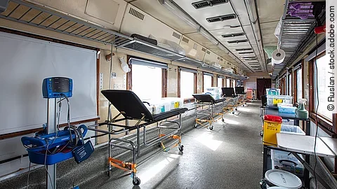 Ukrainischer Evakuierungszug mit Patientenliegen und medizinischem Material