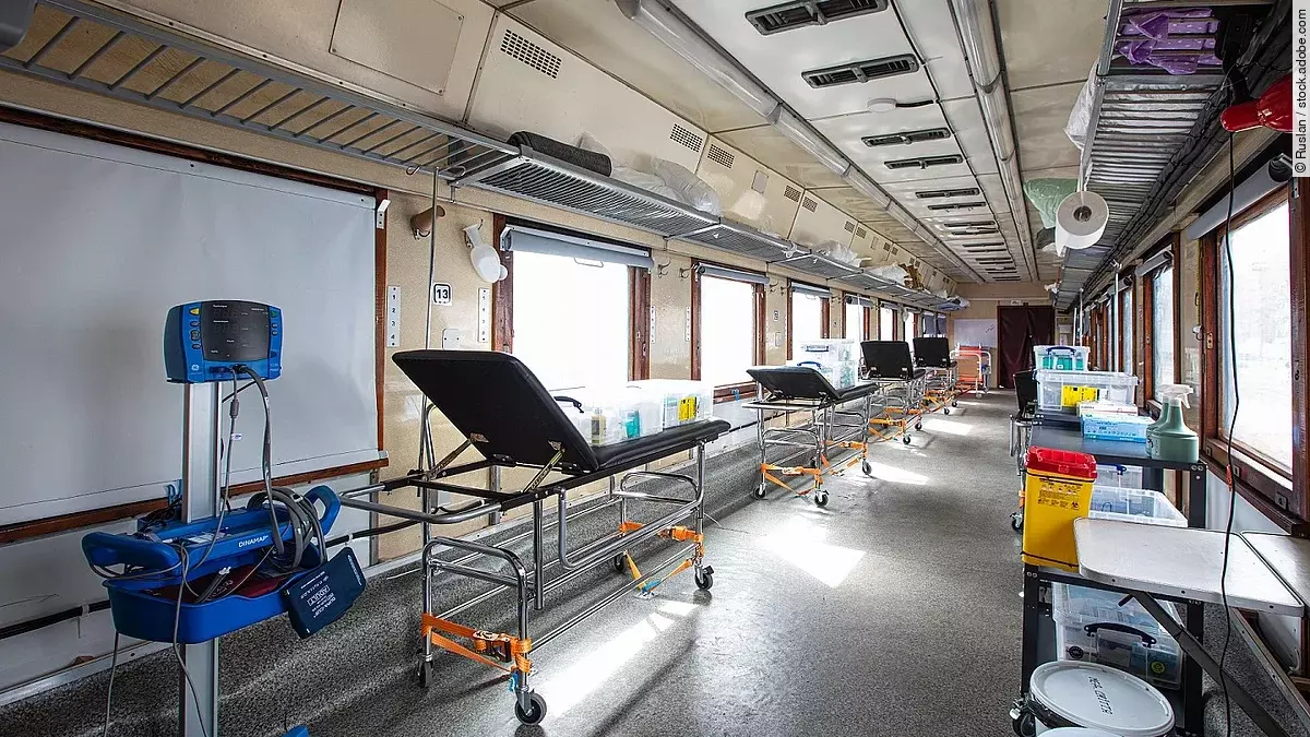 Ukrainischer Evakuierungszug mit Patientenliegen und medizinischem Material