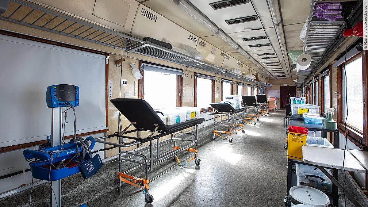 Ukrainischer Zug Ukrainischer Evakuierungszug mit Patientenliegen und medizinischem Material