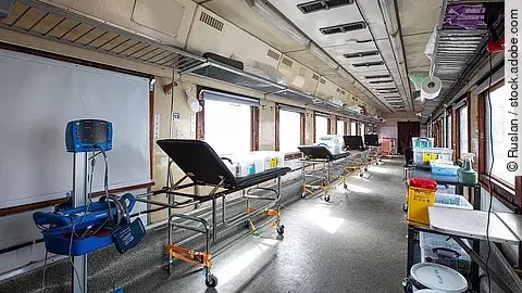 Ukrainischer Evakuierungszug mit Patientenliegen und medizinischem Material