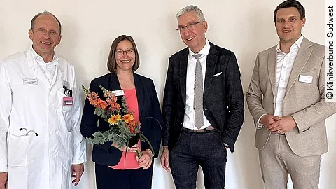 Christina Fritza neue Pflegedirektorin Christina Fritza mit Blumen und der Krankenhausleitung