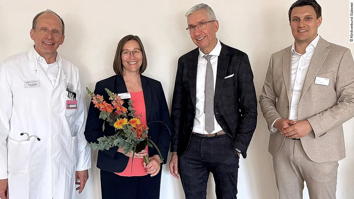 Christina Fritza neue Pflegedirektorin Christina Fritza mit Blumen und der Krankenhausleitung