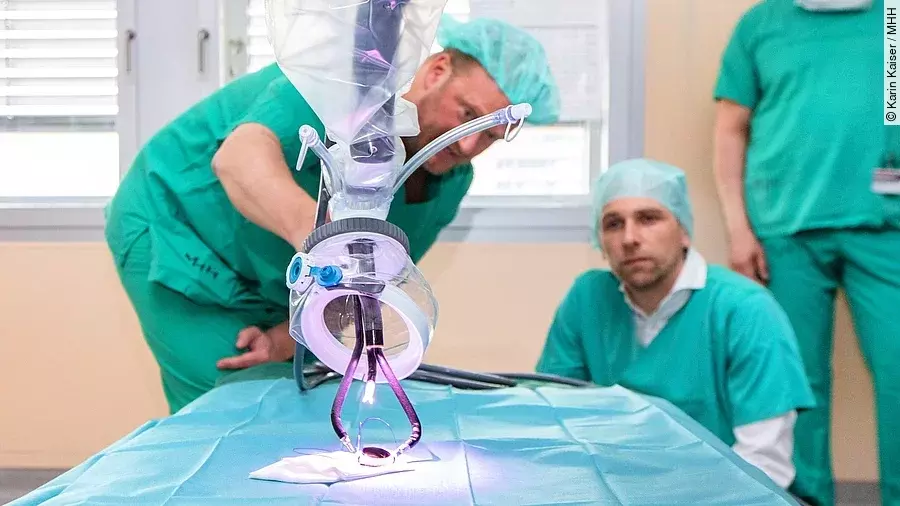 Rossmann-Spende für OP-Roboter der MHH