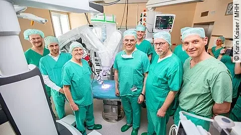 Rossmann-Spende für OP-Roboter der MHH