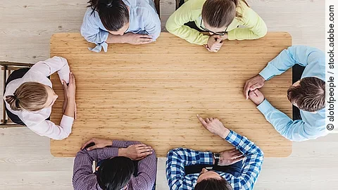 Gespräch Gesprächsrunde mit sechs Personen an einem hölzernen Tisch