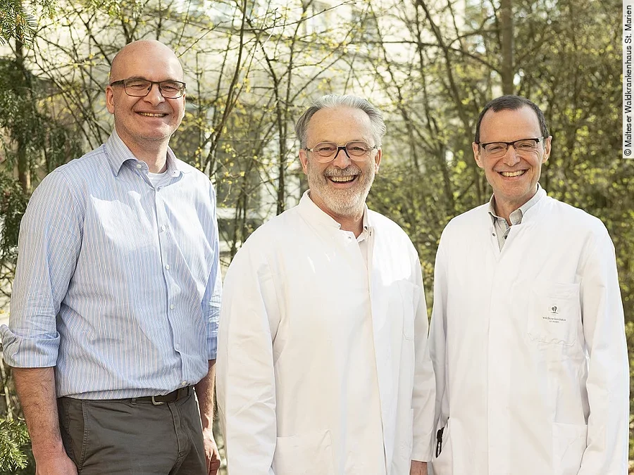 v.l.n.r: Geschäftsführer Carsten Haeckel, Scheidender Ärztlicher Direktor Horst Beyer, Neuer Ärztlicher Direktor Horst Huber