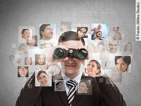 Recruiting_fq_Fotolia_Milles_Studio.jpg Mann mit Fernglas auf der Suche nach Personal
